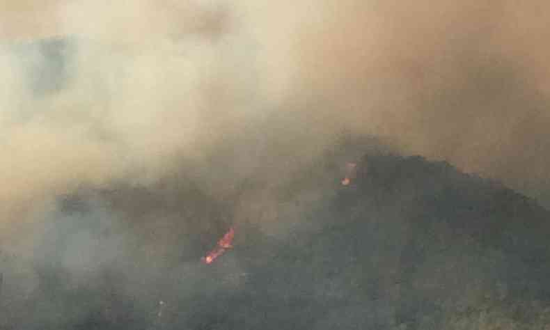 Incndio em Brumadinho atinge uma extensa rea de vegetao seca h uma semana(foto: CBMG/Divulgao)