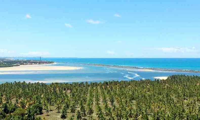 A praia do Gunga fica dentro de uma fazenda de coqueiros, em frente  paradisaca Barra de So Miguel