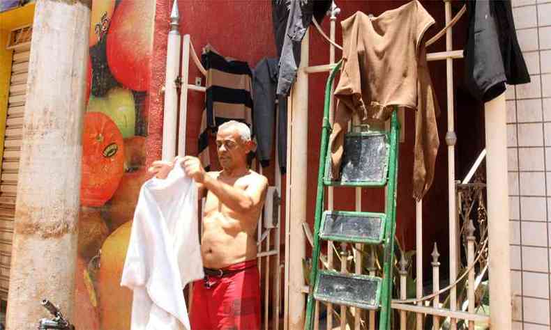 Dulio Bernardino Silva, de 72 anos, aproveitou o sol de ontem para tentar secar o que sobrou aps a enchente(foto: Jair Amaral/EM/DA Press)