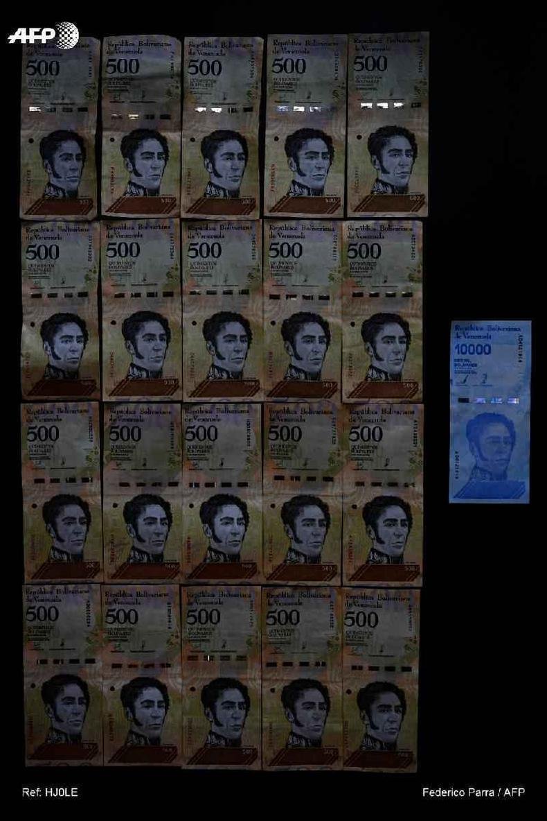 Foto feita pela AFP em 14 de junho de 2019 da nova nota de 10.000 bol�vares 