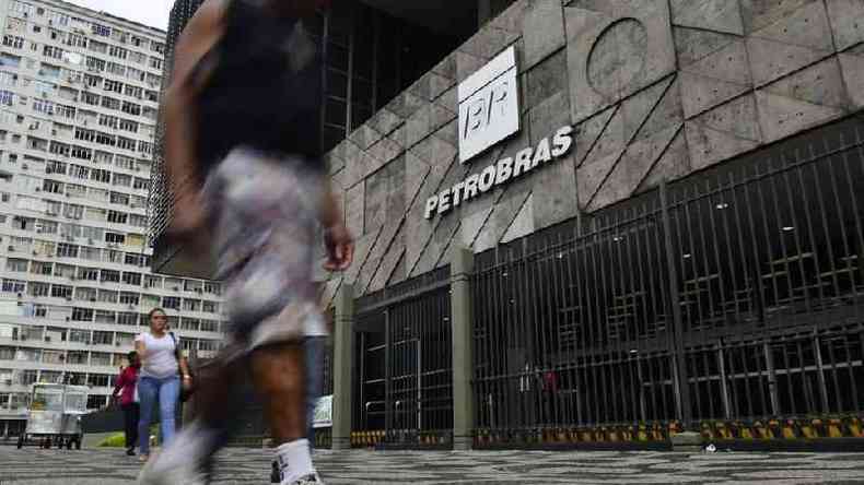 Traseunte passando pela fachada da Petrobras