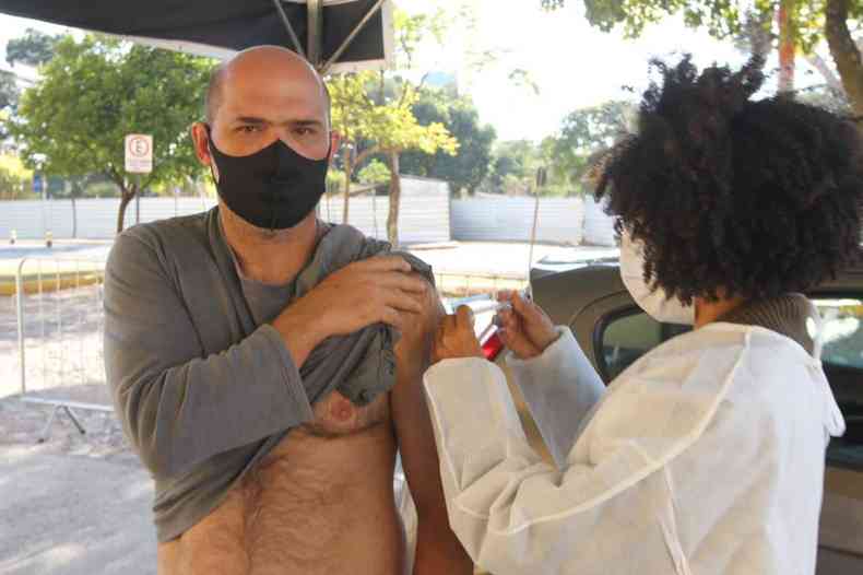 Emlio Pereira Batalha Gomes, de 47 anos, recebeu a primeira dose no posto da UFMG: ''Dentro das medidas de segurana, ficamos mais tranquilos''(foto: Jair Amaral/EM/D.A Press)