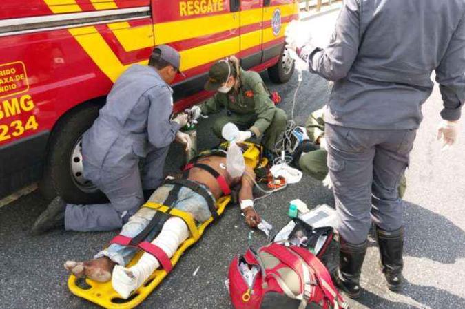 Militares tentaram reanimar a vítima, mas sem sucesso(foto: Corpo de Bombeiros / Divulgação) Militares tentaram reanimar a vítima, mas sem sucesso(foto: Corpo de Bombeiros / Divulgação)