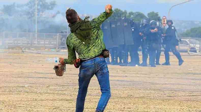 Homem atira objeto contra policiais durante invaso de sedes dos trs Poderes em Braslia