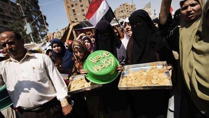 População pede nas ruas o retorno de Mohammed Mursi ao poder(foto: GIANLUIGI GUERCIA / AFP) População pede nas ruas o retorno de Mohammed Mursi ao poder(foto: GIANLUIGI GUERCIA / AFP)