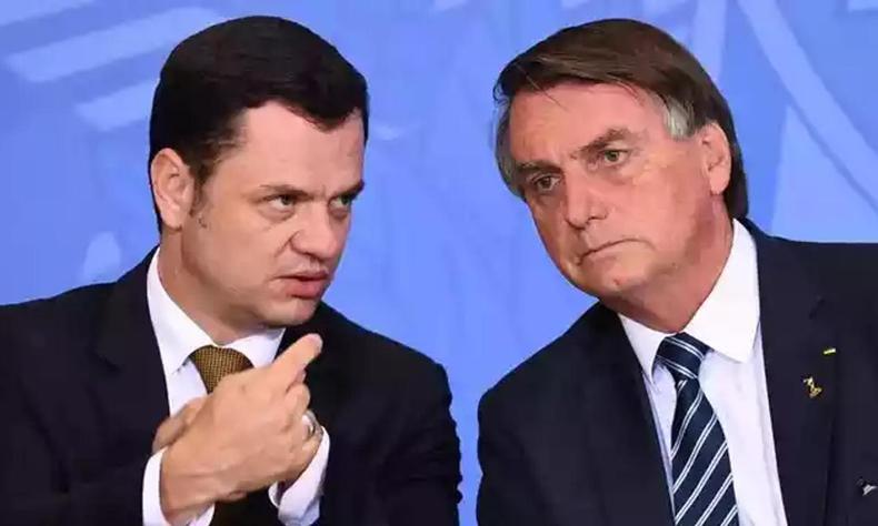Anderson Torres foi solto na noite dessa quinta-feira (11/5), após quatro meses preso(foto: EVARISTO SA/AFP) Anderson Torres e Jair Bolsonaro