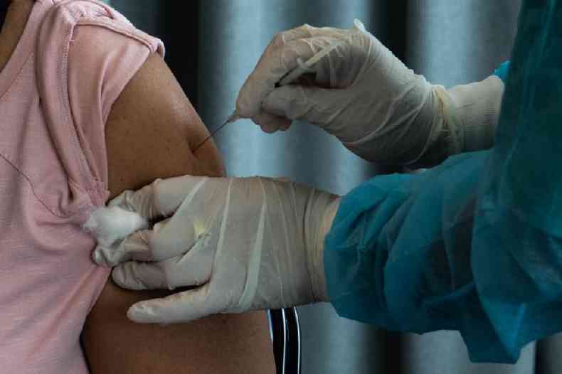 Mulher  vacinada com a CoronaVac contra a covid-19 na Arena Antel, em Montevidu, em 29 de maro de 2021 ( AFP / Pablo Porciuncula)
