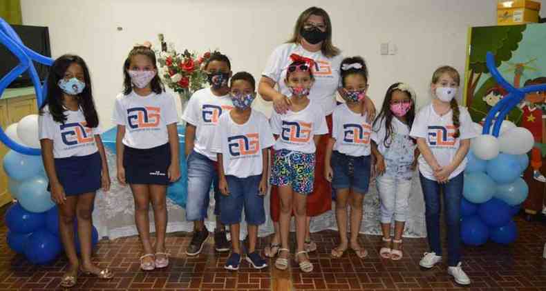 Aps a conquista, os alunos e sua professora ganharam uma festa da Escola Gomes da Silva(foto: Prefeitura de Frutal/Divulgao)
