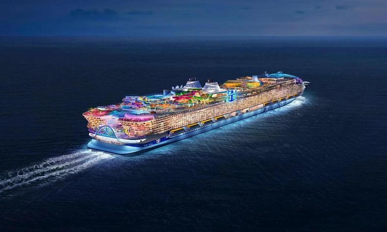 navio aceso em alto mar