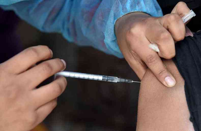vacina sendo aplicada no brao
