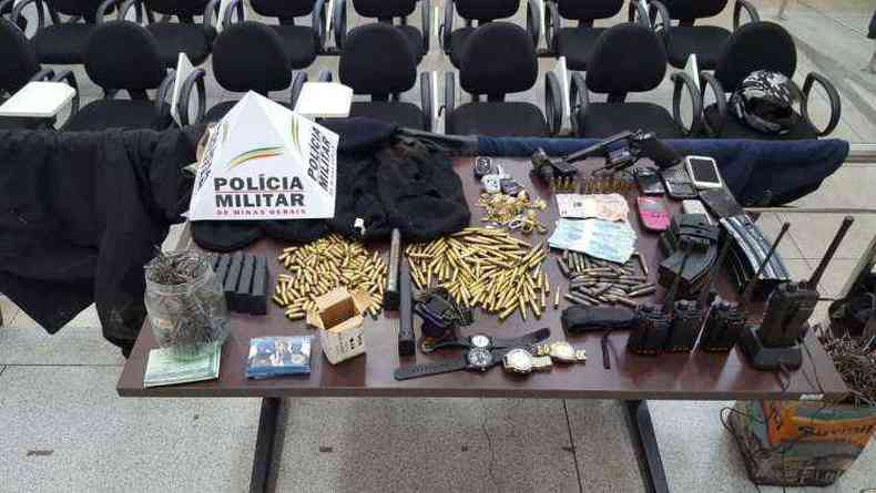 Munio e armas encontradas com a quadrilha(foto: Polcia Militar (PM) / Divulgao)