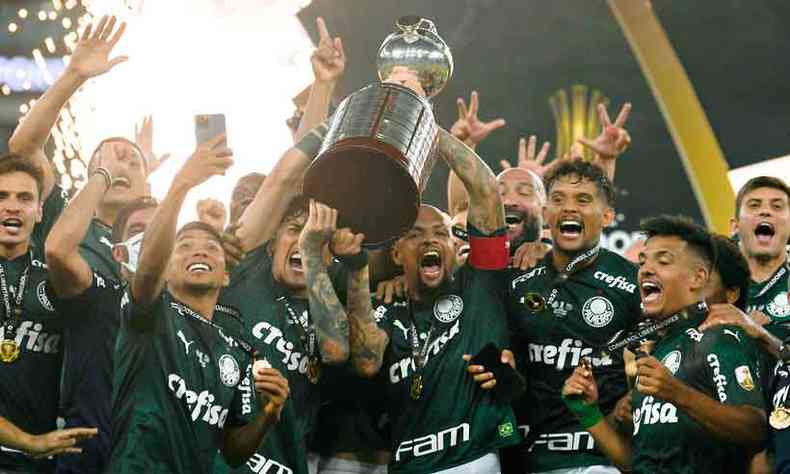 Jogadores do Palmeiras levantam a taa da Copa Libertadores, depois da vitria por 1 a 0 sobre o Santos(foto: Mauro Pimente/AFP)