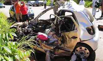 Coliso frontal matou cinco pessoas no km 316 da BR-251, em Salinas, em 2010(foto: PRF/Divulgao)