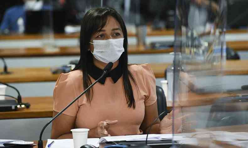 Senadora Eliziane Gama presidia a sesso da CPI no momento do bate-boca com Heinze(foto: Jefferson Rudy/Agncia Senado)