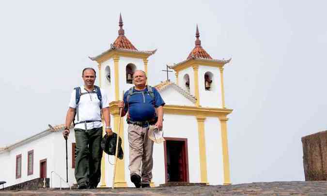 Edsio Martinho de Oliveira, de 58 anos, e Jos Eustquio de Souza Matos, de 62, partem da Serra da Piedade em direo a Aparecida, em So Paulo(foto: Beto Novaes/EM/D.A Press )