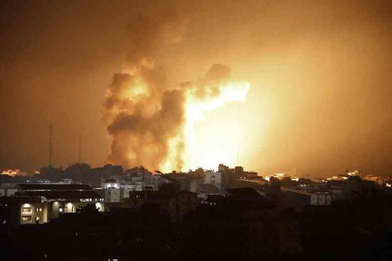 Fogo e fumaa sobem acima dos edifcios durante um ataque areo israelense na cidade de Gaza, lanado aps o ataque do Hamas, que j deixou 600 israelenses mortos