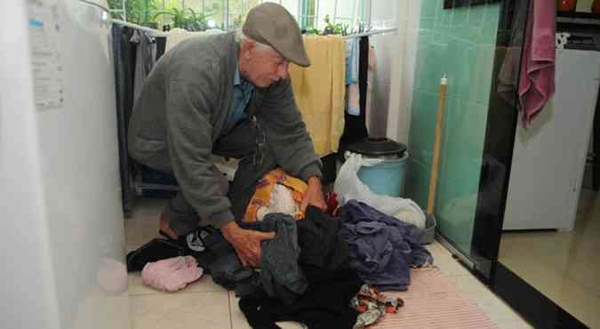 Jos Duarte no tem como lavar roupa: 'A esperana  que So Pedro nos acuda'(foto: Paulo Filgueiras/EM/D.A Press)