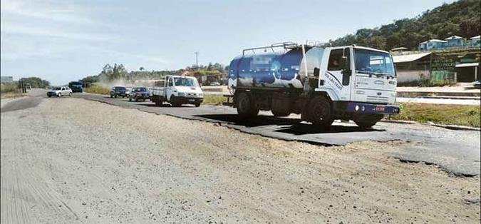 Há trechos da estrada, perto de Igaratinga, no Centro-Oeste do EStado, em que o asfalto simplesmente desapareceu(foto: Jair Amaral/EM/D.A.Press) Há trechos da estrada, perto de Igaratinga, no Centro-Oeste do EStado, em que o asfalto simplesmente desapareceu(foto: Jair Amaral/EM/D.A.Press)