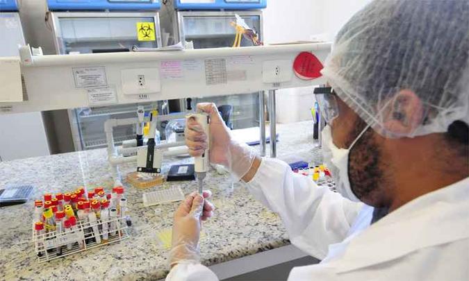 Todo o material coletado de pacientes com suspeita de febre amarela, seja da rede privada ou da pública, é analisado no laboratório da Funed (foto: Gladyston Rodrigues/EM/DA Press - 17/1/18) Todo o material coletado de pacientes com suspeita de febre amarela, seja da rede privada ou da pública, é analisado no laboratório da Funed (foto: Gladyston Rodrigues/EM/DA Press - 17/1/18)