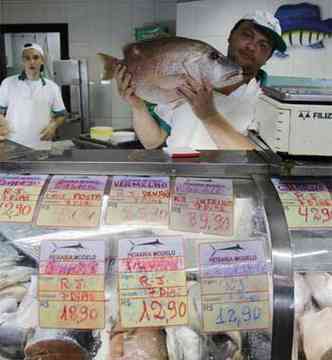 Funcionrio exibe uma piratinga em peixaria da capital. Reajustes vo de 2,72% a 33,64% em relao a 2011(foto: Sidney Lopes/EM/D.A Press )