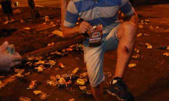 Um vendedor de bebidas, credenciado pela prefeitura, foi atingido na perna por uma bala de borracha(foto: Tlio Santos/EM/D.A Press)
