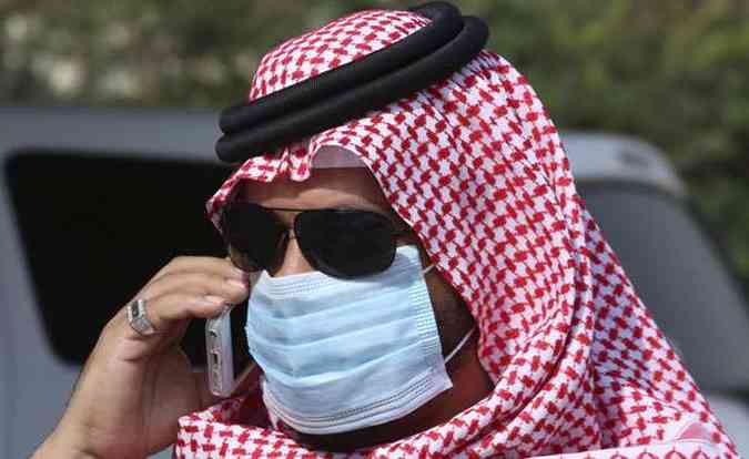 Mascaras esto se tornando comnuns entre rabes com o avano de doena contagiosa(foto: Mohamed Alhwaity/Reuters)