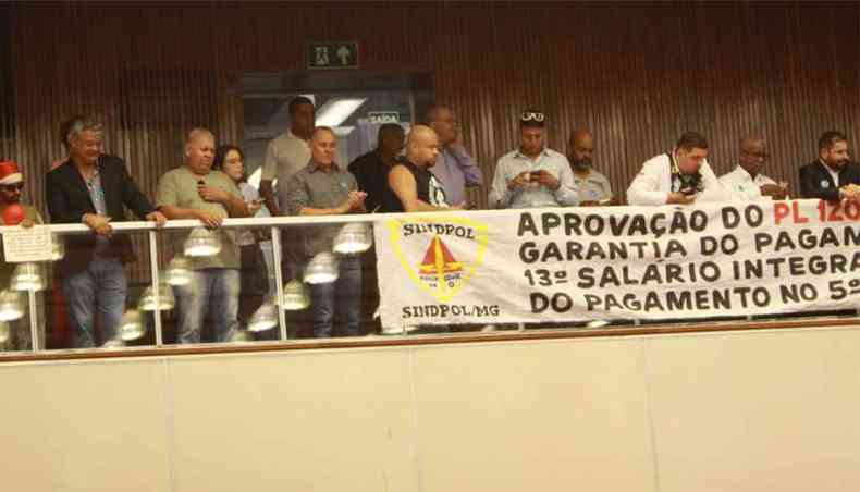 Galeria da Assembleia com representantes do sindicato da Polcia Civil (foto: Edsio Ferreira/EM/D.A Press)