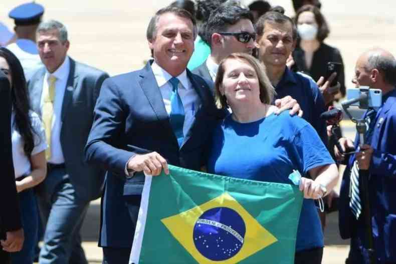 Bolsonaro recebe resgatados da Ucrnia: entregas do governo 
