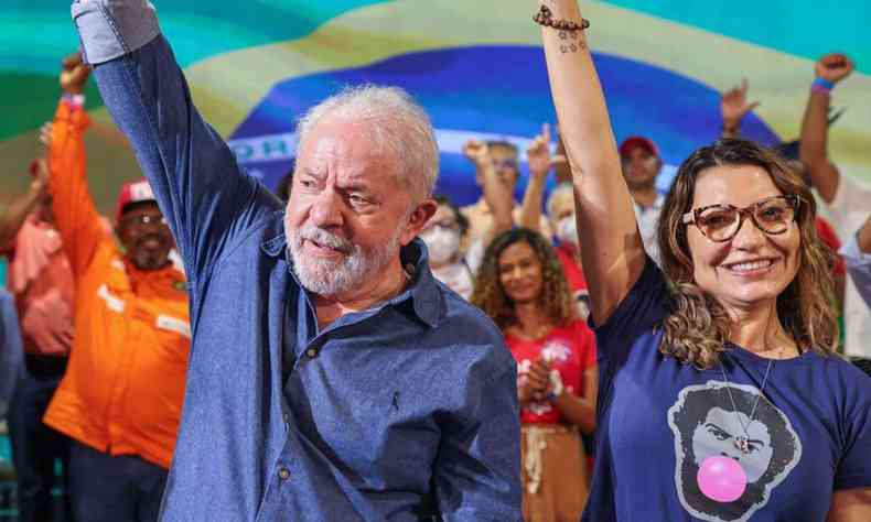 Lula ao lado da esposa Janja com apoiadores ao fundo