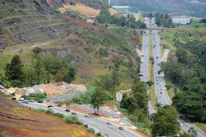 Montanhas de material descartado por mineradoras e construtoras se erguem dos dois lados da ala que liga a BR-356  MG-030, no acesso  cidade vizinha(foto: Leandro Couri/EM/D.A PRESS)