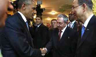 Barack Obama e Ral Castro se encontraram em abril desse ano, na abertura da Cpula das Amricas do Panam(foto: AFP Photo)