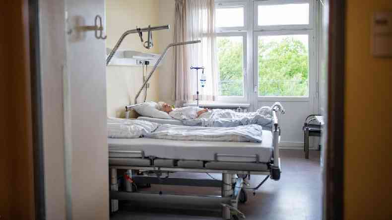 Mulher em cama de hospital