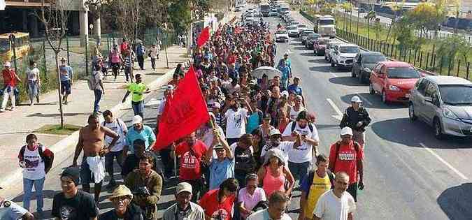 Membros de ocupaes seguem a p at a Assembleia(foto: Edsio Ferrreira/EM/D.A Press)