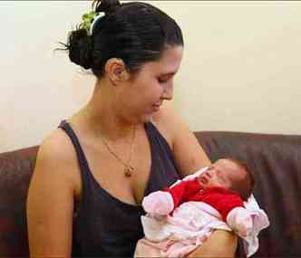 Ao lado da filha nascida h 12 dias, Cristiane lembra a morte do seu primeiro beb, no Hospital So Jos, em 2010(foto: Nando Oliveira/Esp. EM/D.A Press)