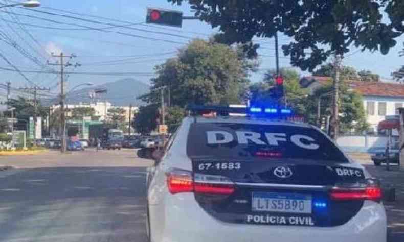 Viatura da Polcia Civil vista pela traseira se deslocando em uma rua no Rio de Janeiro