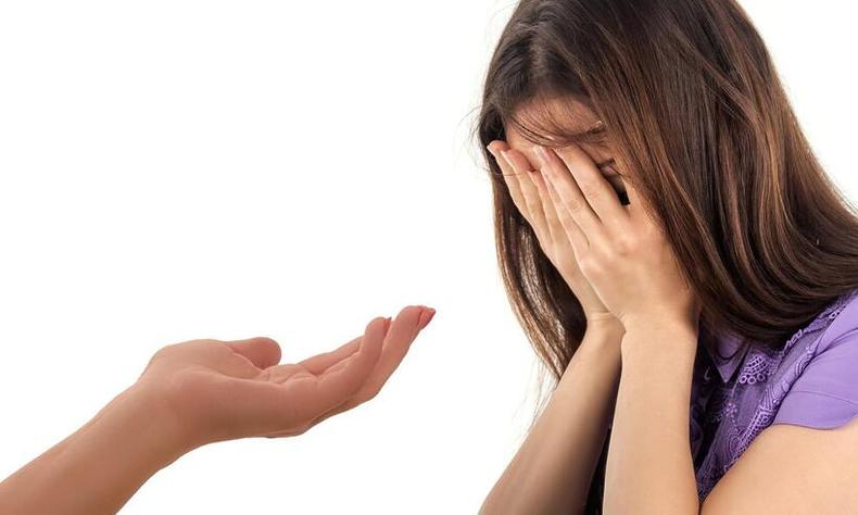 moa com as mos no rosto e uma outra mo se oferece para ajudar