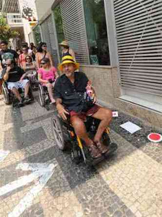 Marcelo Xavier diante de mais um obstculo: entrada de repartio pblica sem rampa de acesso(foto: Cristina Horta/EM/DA Press)