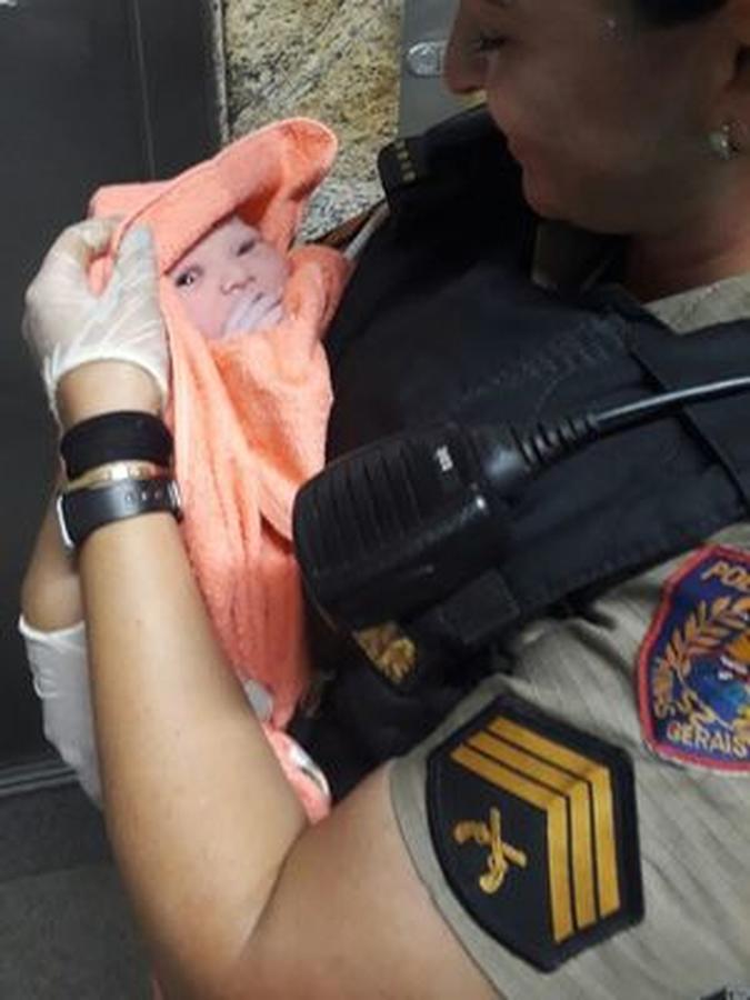 A pequena Eloá nos braços da sargento Gisele Bertucci, que ajudou no parto (foto: Polícia Militar/ Divulgação) A pequena Eloá nos braços da sargento Gisele Bertucci, que ajudou no parto (foto: Polícia Militar/ Divulgação)