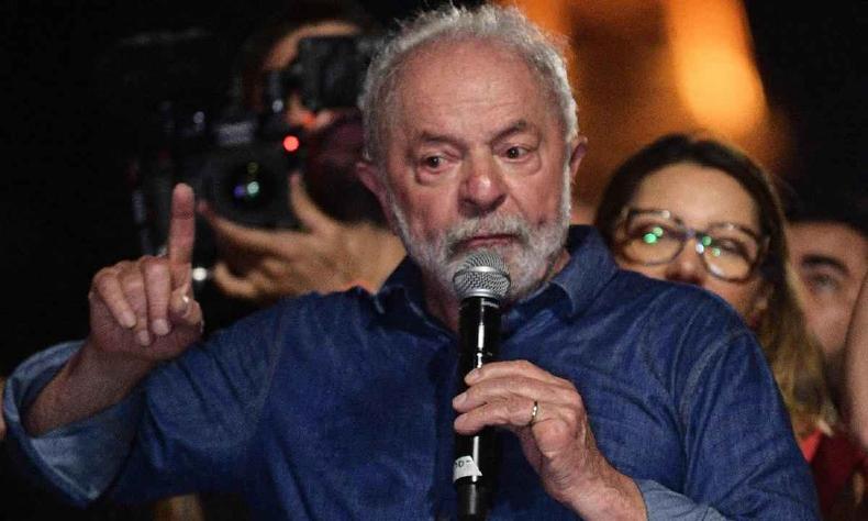O presidente brasileiro eleito pelo PT, Luiz Incio Lula da Silva, discursa para simpatizantes na avenida Paulista aps vencer o segundo turno das eleies presidenciais, em So Paulo, Brasil, em 30 de outubro de 2022