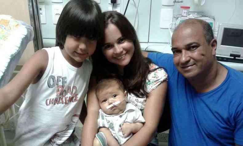 Pedrinho com a me, Sueide, o pai, Ivanildo, e o irmo Hugo: pequeno tem sndrome do intestino ultraencurtado (foto: Arquivo pessoal)