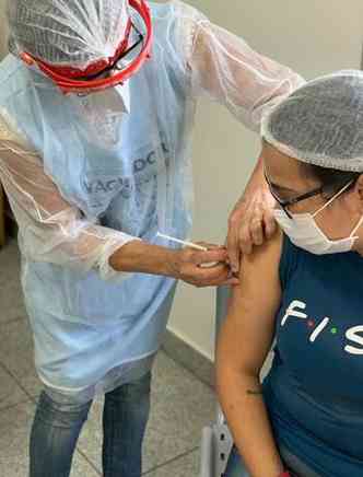Fisioterapeuta do grupo de risco se emociona ao ser imunizada(foto: Ascom/divulgao)