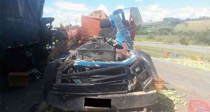 Os motoristas dos dois veculos ficaram feridos e foram levados para o hospital(foto: Polcia Rodoviria Federal (PRF) / Divulgao)