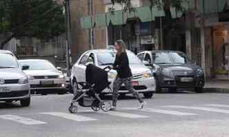 Na Rua Aimors, comportamento do taxista Marcelo dos Santos, que sinalizou para outros condutores, permitiu que mulher fizesse a travessia com o carrinho de beb. 
