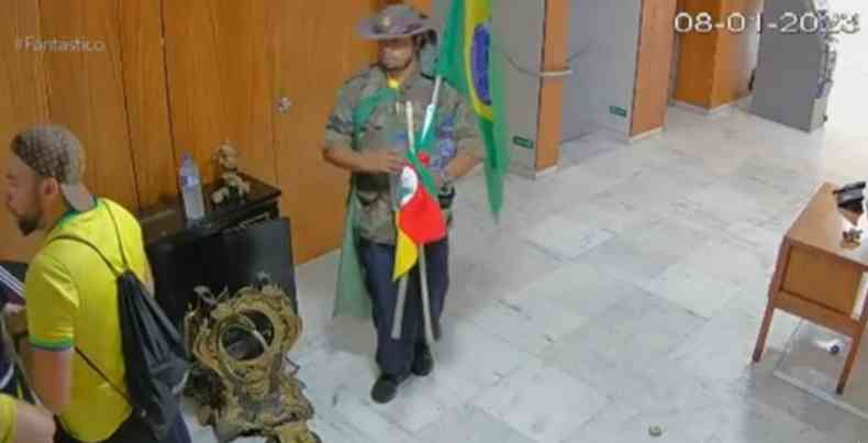 Publicao de Jorge, no Twitter, com a foto de um 'patriota' segurando a bandeira do RS