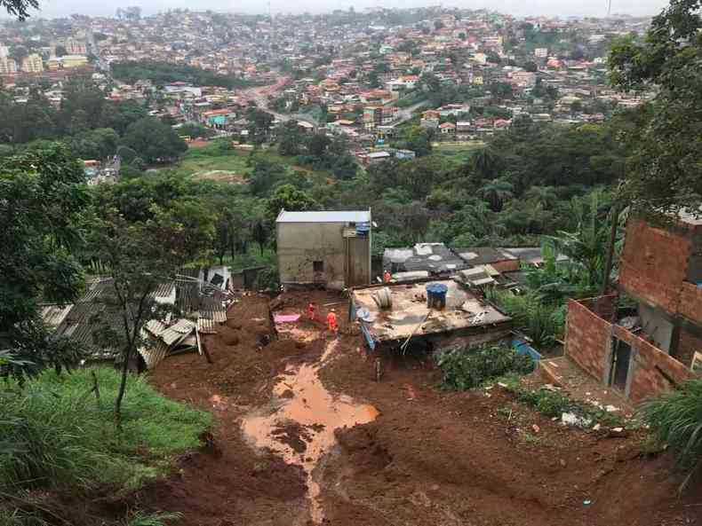 Cinco casas desabaram e sete pessoas, de duas famlias, ficaram soterradas(foto: Ramon Lisboa/EM/D.A Press)
