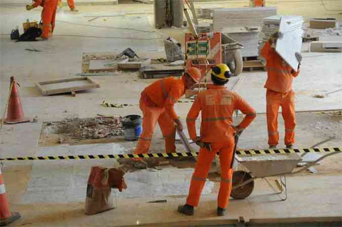 Ontem, funcionrios ainda acabavam de instalar o piso de granito em algumas reas do terminal (foto: Beto Novaes/EM/D.A Press)