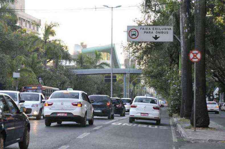 Avenida Nossa Senhora do Carmo, na Regio Centro-Sul de BH,  um dos locais que contam com faixa exclusiva para nibus