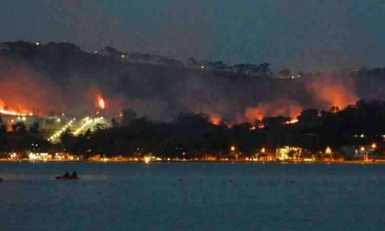 Incndios tm sido constantes na cidade, moradores suspeitam que seja ao criminosa(foto: Foto: arquivo pessoal/lio Domingos)