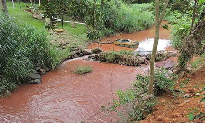 Vazamentos atingiram ribeirão que corta Santo Antônio do Grama(foto: Ministério Público de Minas Gerais (MPMG) / Divulgação) Vazamentos atingiram ribeirão que corta Santo Antônio do Grama(foto: Ministério Público de Minas Gerais (MPMG) / Divulgação)