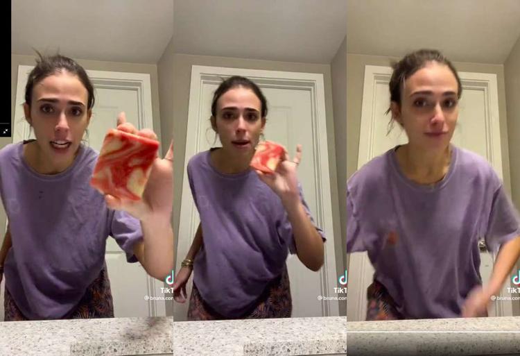 Garota mostrando o sabonete de hortelã 